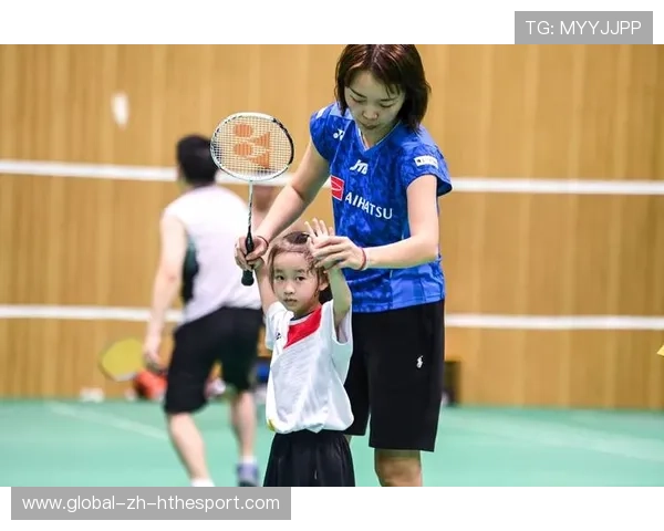 羽毛球少女拉拍失败摔倒