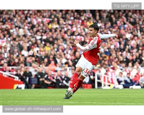 波尔图角球二点抢到，弧顶远射开火，波尔图球队